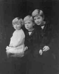 Colin Fife Angas (centre), pictured with his brother Robert and his sister Suzanne. Courtesy of the State Library of South Australia.